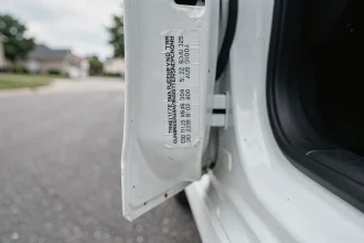 Étiquette de pression des pneus sur le montant de portière d'une Toyota Yaris Hybride blanche
