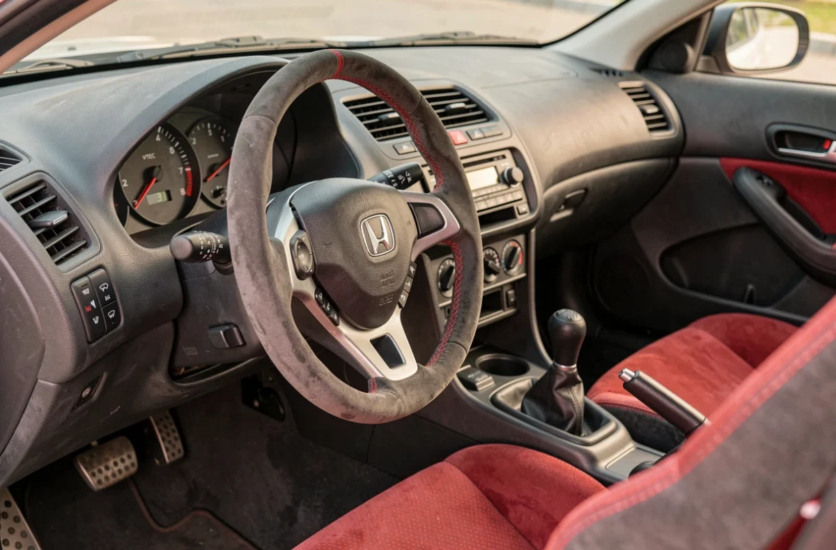 Intérieur de la Honda Civic EP3 Type R avec sièges Recaro, volant MOMO et tableau de bord sportif en gros plan